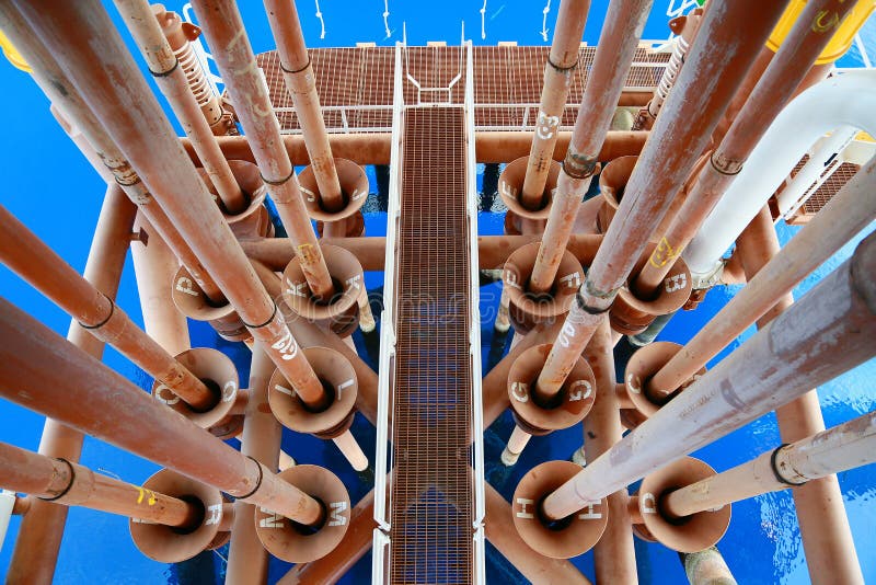 Piattaforma offshore della costruzione per il petrolio ed il gas di produzione Olio e industria del gas e duro lavoro Piattaforma fotografia stock libera da diritti Piattaforma offshore della costruzione per il petrolio ed il gas di produzione Olio e industria del gas e duro lavoro Piattaforma fotografia stock libera da diritti