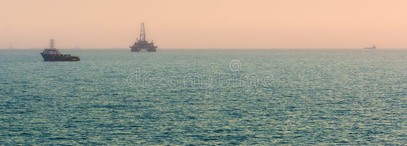 Piattaforma petrolifera in mare fotografia stock libera da diritti Piattaforma petrolifera in mare fotografia stock libera da diritti