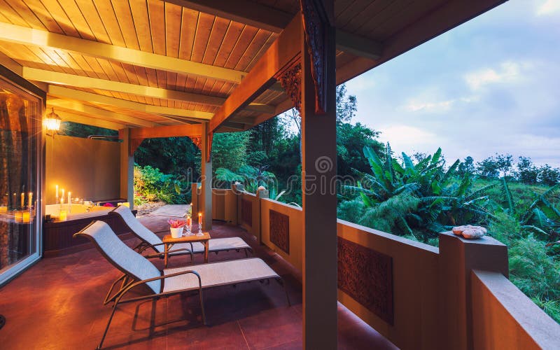 Piattaforma romantica sulla casa tropicale al tramonto immagine stock Piattaforma romantica sulla casa tropicale al tramonto immagine stock