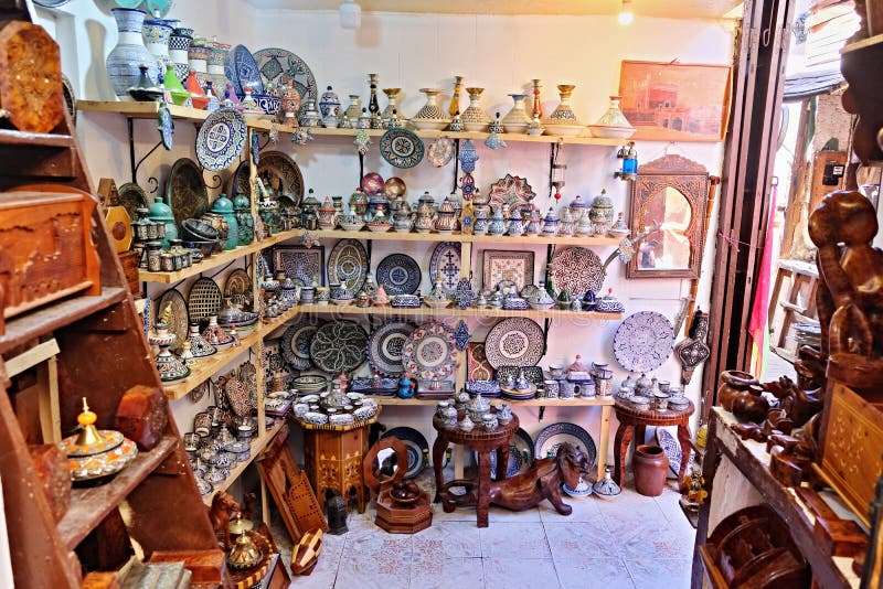 Piatti ceramici ed altri prodotti ceramici fatti a mano dagli artigiani marocchini immagine stock libera da diritti Piatti ceramici ed altri prodotti ceramici fatti a mano dagli artigiani marocchini immagine stock libera da diritti