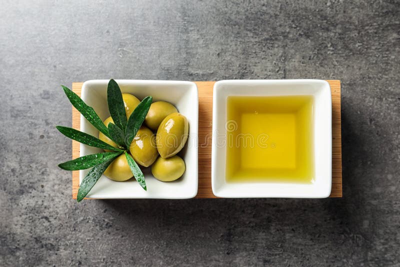 Piatti con olio d'oliva ed olive mature sulla tavola fotografie stock libere da diritti Piatti con olio d'oliva ed olive mature sulla tavola fotografie stock libere da diritti