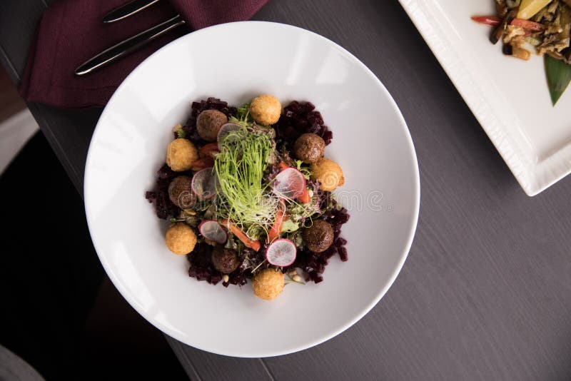 Piatti del ristorante Alimento bello e saporito su un piatto fotografie stock libere da diritti Piatti del ristorante Alimento bello e saporito su un piatto fotografie stock libere da diritti