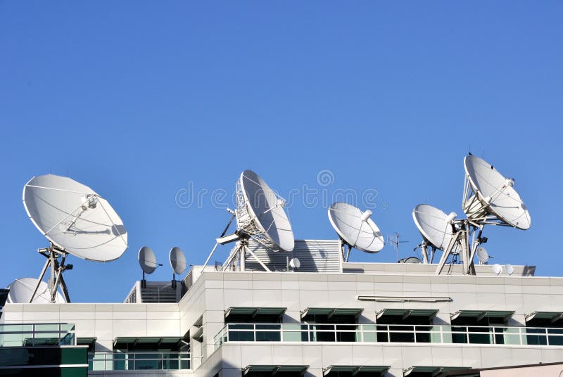 Piatti di telecomunicazioni via satellite