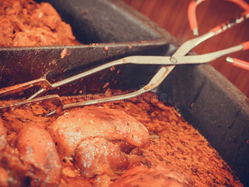 Piatti tradizionali, crauti e carne di pollo fotografia stock Piatti tradizionali, crauti e carne di pollo fotografia stock