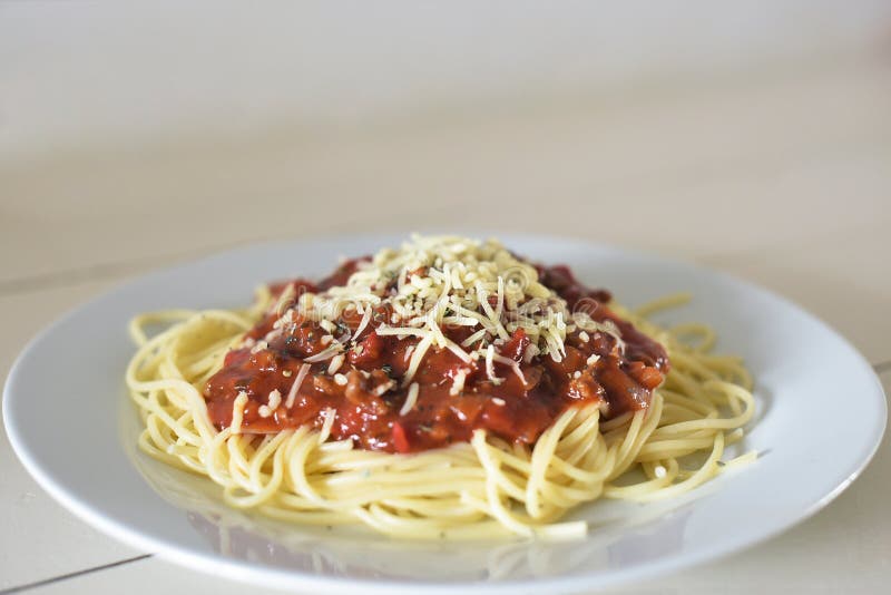 Piatto bolognese della pasta con formaggio sulla cima fotografia stock Piatto bolognese della pasta con formaggio sulla cima fotografia stock