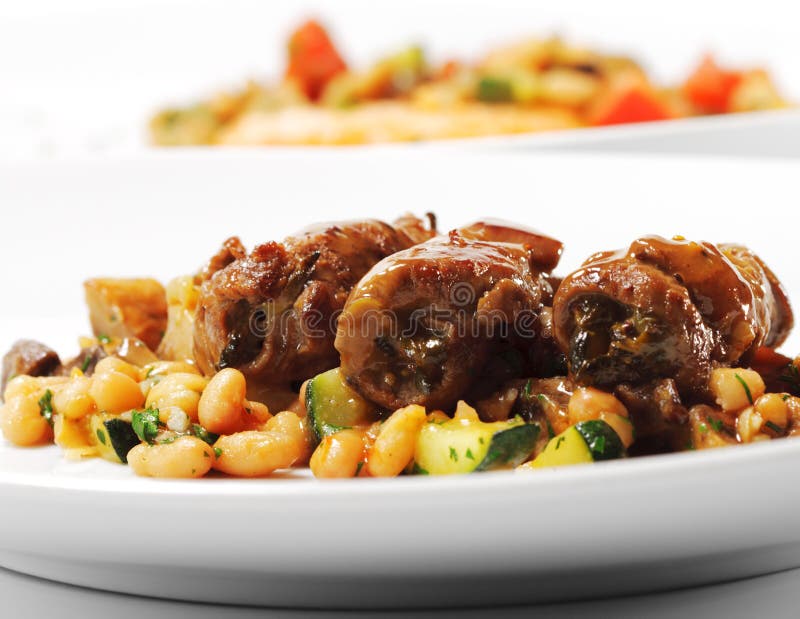 Piatto caldo della carne - rullo del manzo sulle verdure immagini stock Piatto caldo della carne - rullo del manzo sulle verdure immagini stock