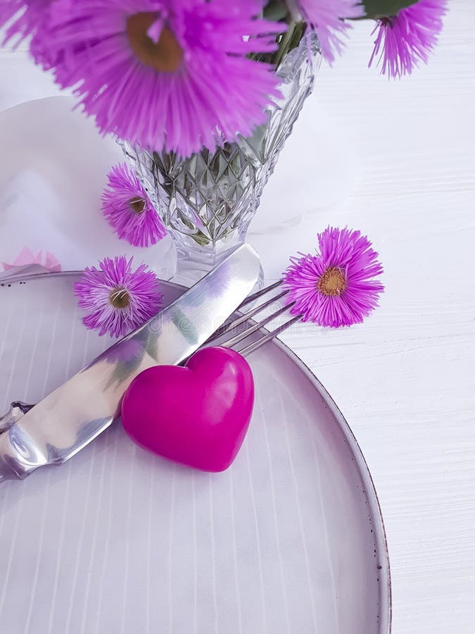 Piatto, cena festiva di celebrazione del cuore di simbolo della molla del fiore del crisantemo romanzesca su fondo di legno bianc immagini stock Piatto, cena festiva di celebrazione del cuore di simbolo della molla del fiore del crisantemo romanzesca su fondo di legno bianc immagini stock