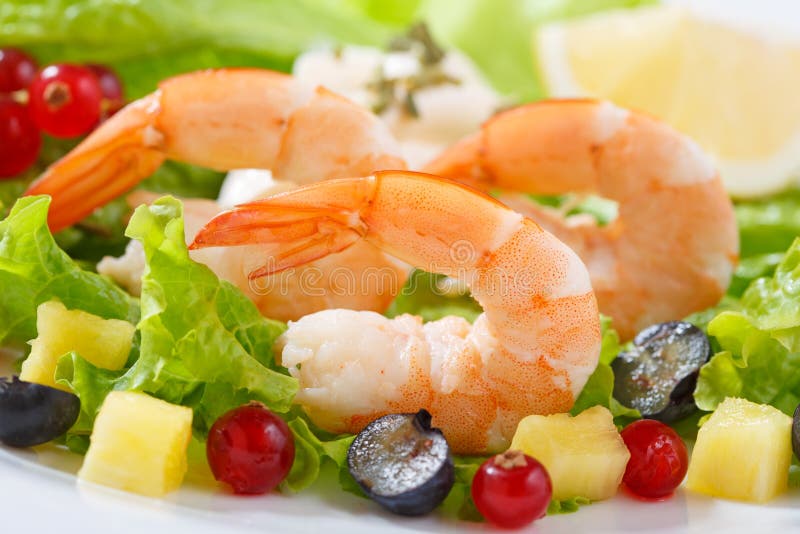 Piatto dei gamberetti cucinati freschi con insalata fotografia stock