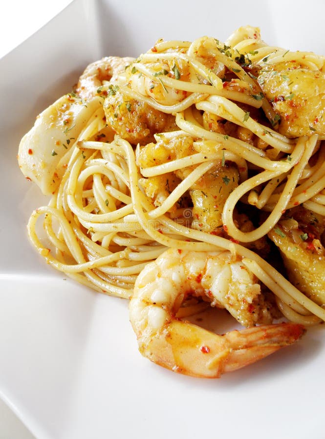Piatto dell'alimento di fusione - pasta dei frutti di mare fotografia stock Piatto dell'alimento di fusione - pasta dei frutti di mare fotografia stock