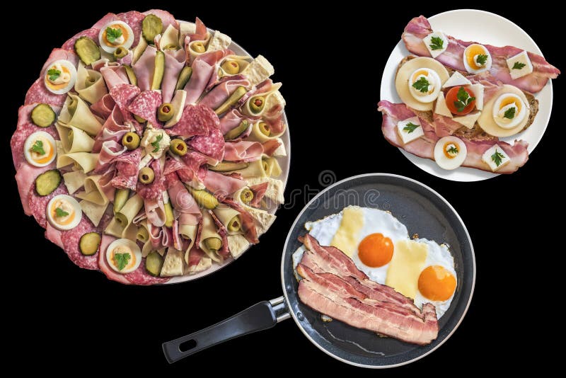 Piatto dell'aperitivo con Fried Eggs Bacon e formaggio in padella con le fette di lardo gastronomiche del bacon e del panino isol fotografia stock libera da diritti Piatto dell'aperitivo con Fried Eggs Bacon e formaggio in padella con le fette di lardo gastronomiche del bacon e del panino isol fotografia stock libera da diritti
