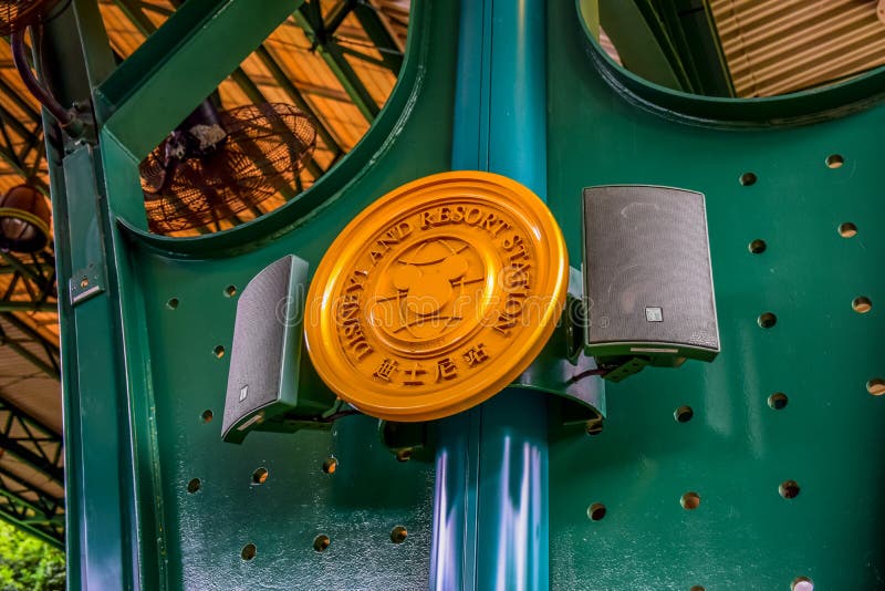 Piatto dell'etichetta di Hong Kong Disneyland alla stazione ferroviaria davanti al parco a tema fotografie stock Piatto dell'etichetta di Hong Kong Disneyland alla stazione ferroviaria davanti al parco a tema fotografie stock