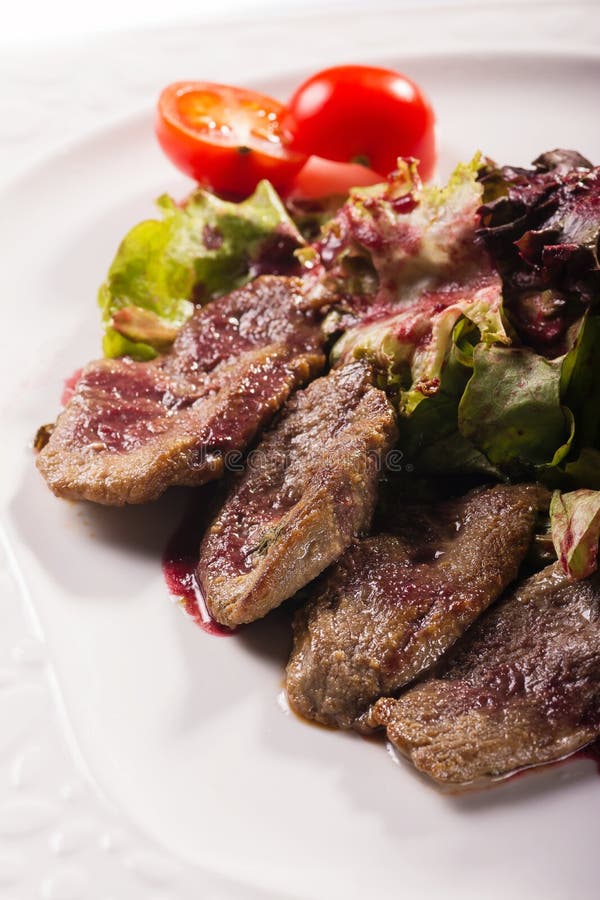 Piatto della carne con i pezzi deliziosi di prosciutto, di salsiccia, di olive, di lingua di manzo, di erbe e di carne affettati fotografie stock Piatto della carne con i pezzi deliziosi di prosciutto, di salsiccia, di olive, di lingua di manzo, di erbe e di carne affettati fotografie stock