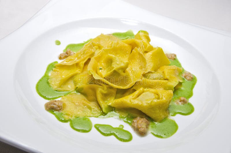 Piatto della pasta dei ravioli con la salsa del basilico immagine stock libera da diritti Piatto della pasta dei ravioli con la salsa del basilico immagine stock libera da diritti