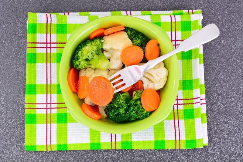Piatto di verdure: Broccoli e carote Nutrizione di forma fisica di dieta immagine stock libera da diritti Piatto di verdure: Broccoli e carote Nutrizione di forma fisica di dieta immagine stock libera da diritti