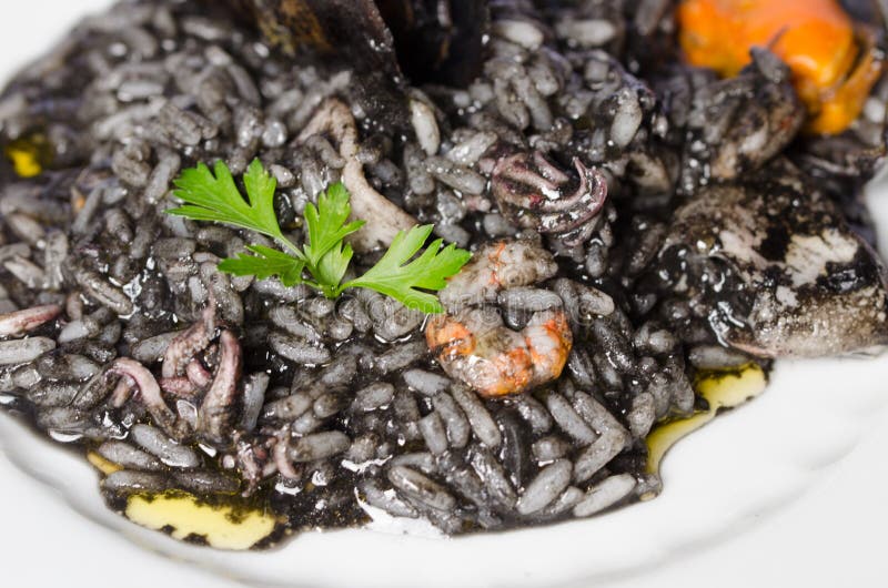 Piatto Nero Del Risotto Con Frutti Di Mare Fotografia Stock Immagine