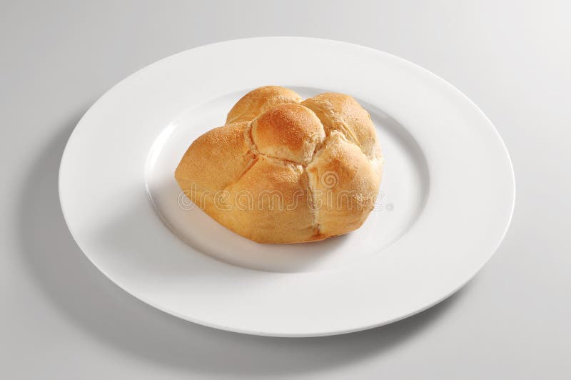 Piatto rotondo con pane milanese Michetta fotografia stock libera da diritti Piatto rotondo con pane milanese Michetta fotografia stock libera da diritti