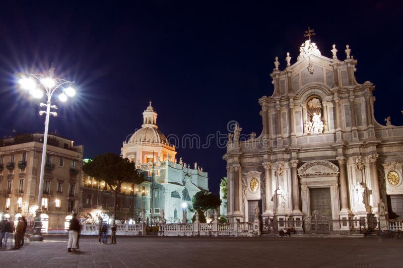 Piazza del Duomo in 's nachts Catanië stock foto Piazza del Duomo in 's nachts Catanië stock foto