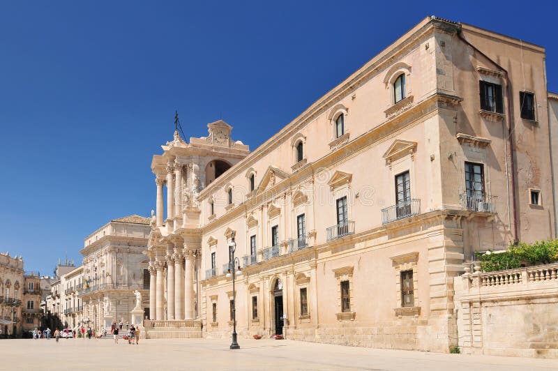 Piazza del Duomo y catedral de Siracusa Duomo di Siracusa La famosa iglesia de Siracusa Sicilia Italia fotos de archivo libres de regalías Piazza del Duomo y catedral de Siracusa Duomo di Siracusa La famosa iglesia de Siracusa Sicilia Italia fotos de archivo libres de regalías
