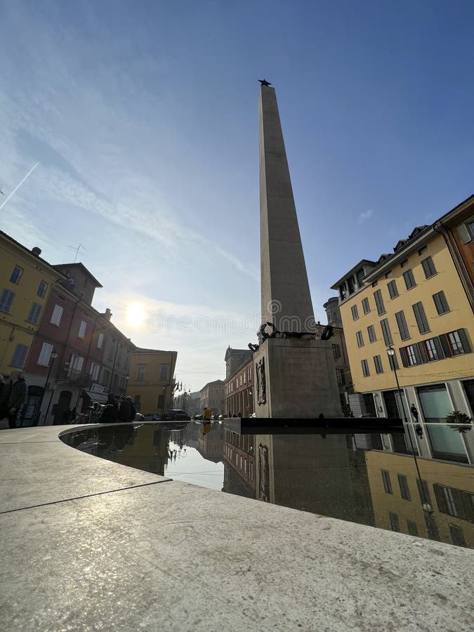 Piazza Gioberti Obélisque à Reggio Emilia image libre de droits