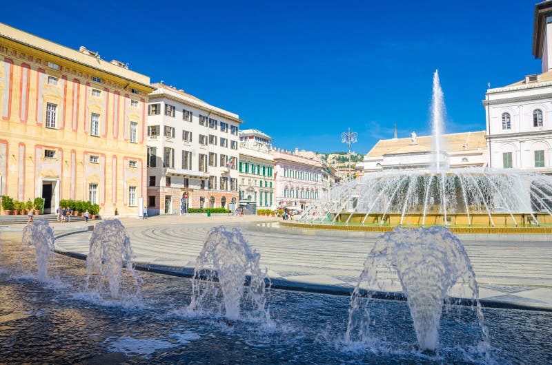 Piazza Raffaele De Ferrari kwadrat z fontanną zdjęcie royalty free Piazza Raffaele De Ferrari kwadrat z fontanną zdjęcie royalty free