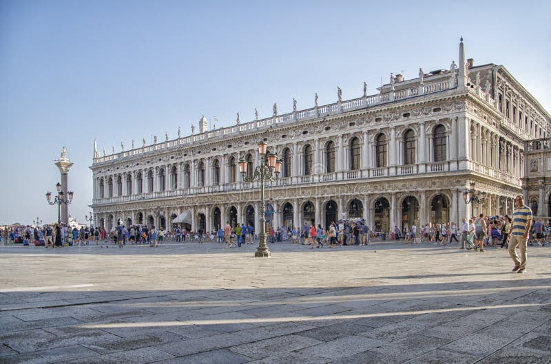 Piazza San Marco nei precedenti Marciana Library a Venezia, Italia fotografia stock Piazza San Marco nei precedenti Marciana Library a Venezia, Italia fotografia stock