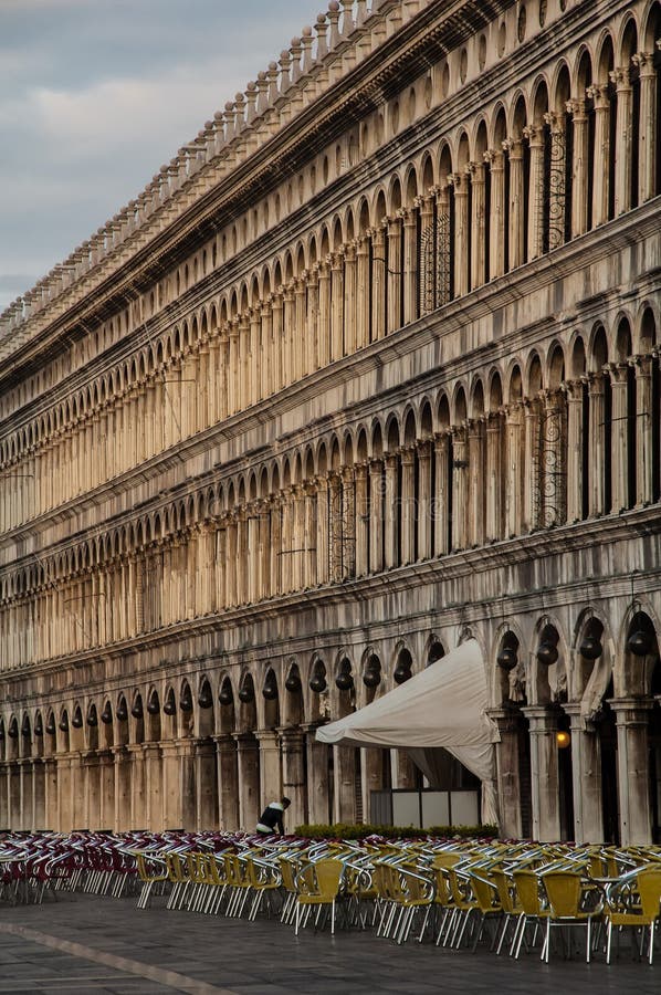 Piazza San Marco nel primo mattino immagini stock Piazza San Marco nel primo mattino immagini stock