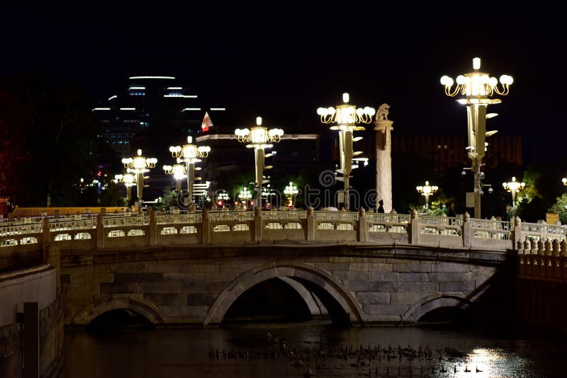 Piazza Tiananmen di visita verso la fine della notte di autunno immagine stock libera da diritti Piazza Tiananmen di visita verso la fine della notte di autunno immagine stock libera da diritti