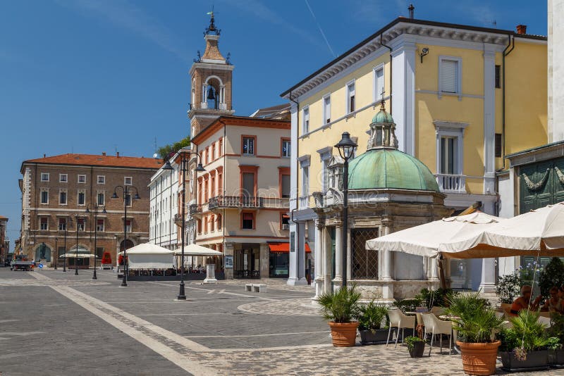 Piazza turistica nel centro storico di Rimini, Italia fotografia stock libera da diritti Piazza turistica nel centro storico di Rimini, Italia fotografia stock libera da diritti