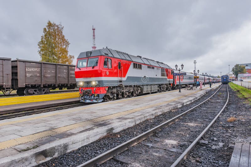 Piazzale di sosta del treno passeggeri vicino alla piattaforma fotografia stock libera da diritti