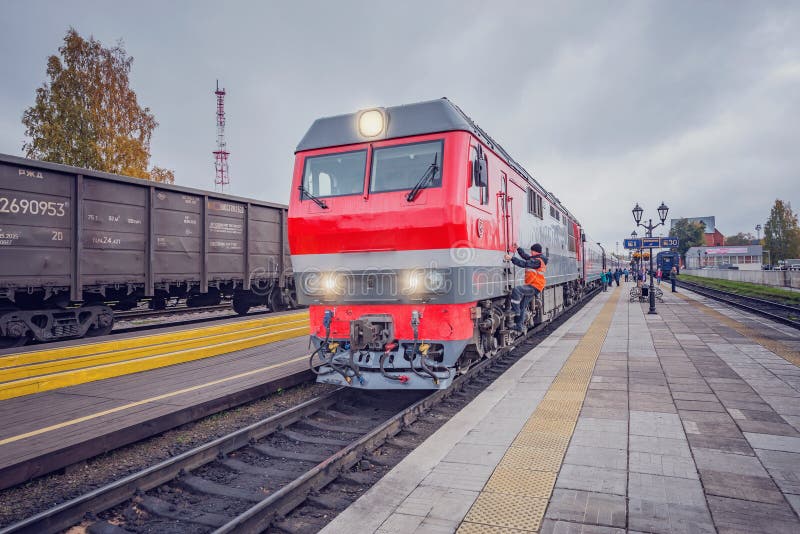 Piazzale di sosta del treno passeggeri vicino alla piattaforma fotografia stock