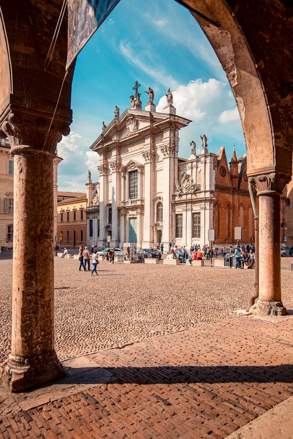 PiazzaSordello St Peter domkyrka - italienska loppdestinationer - Mantua Italien royaltyfri fotografi PiazzaSordello St Peter domkyrka - italienska loppdestinationer - Mantua Italien royaltyfri fotografi