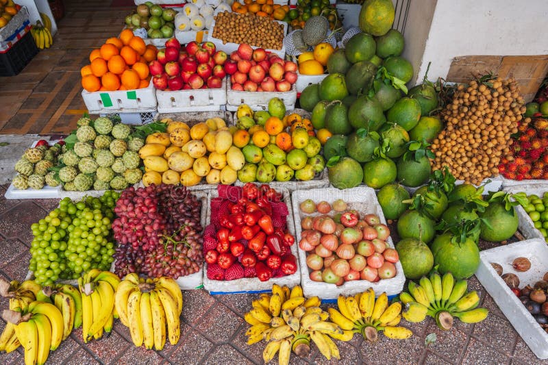 Piața locală asiatică cu fructe tropicale proaspete stock photos