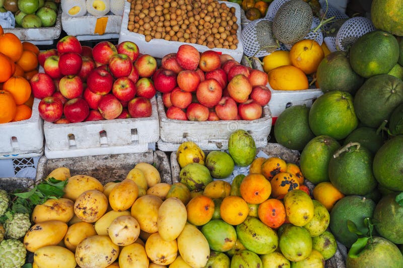 Piața locală asiatică cu fructe tropicale în Vietnam. royalty free stock image