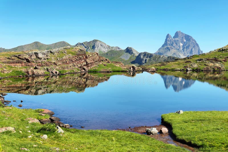 Pic du Midi d Ossau, das im Anayet See, Spanisch Pyrenäen, Aragonien, Spanien sich reflektiert stockbild Pic du Midi d Ossau, das im Anayet See, Spanisch Pyrenäen, Aragonien, Spanien sich reflektiert stockbild