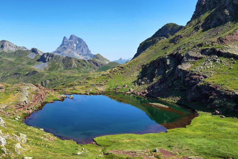 Pic du Midi d Ossau von Anayet-Hochebene auf spanisch Pyrenäen, Spanien lizenzfreies stockbild Pic du Midi d Ossau von Anayet-Hochebene auf spanisch Pyrenäen, Spanien lizenzfreies stockbild