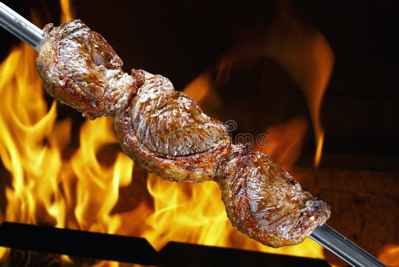 Foto de Espeto De Picanha Cozido Pronto Para Comer Inclinada Em Cortar A  Placa e mais fotos de stock de Churrasco - iStock