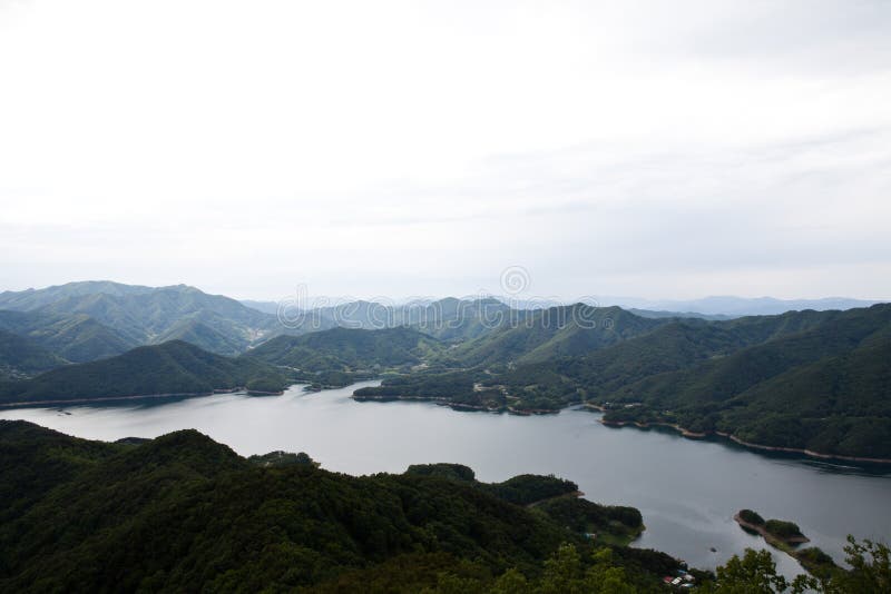 Picchi di montagna e laghi combinati per formare un paesaggio maestoso