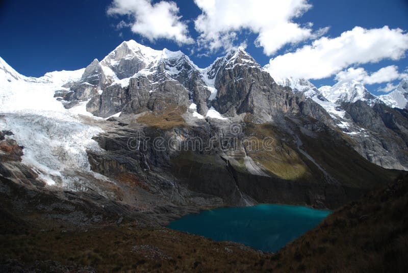 Picchi e laghi della neve nel Perù