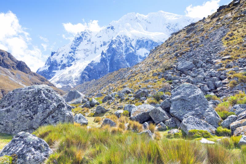 Picco di montagna di Snowy sull'inca che fa un'escursione viaggio immagine stock libera da diritti Picco di montagna di Snowy sull'inca che fa un'escursione viaggio immagine stock libera da diritti