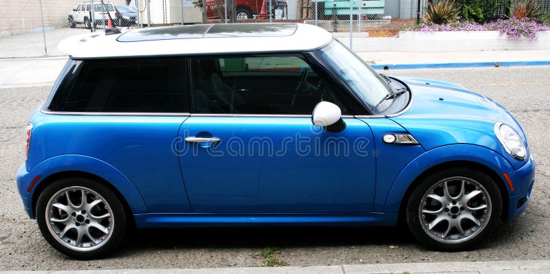 Piccola automobile blu fotografie stock Piccola automobile blu fotografie stock