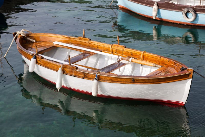 Piccola barca di legno immagine stock. Immagine di festa 53272917