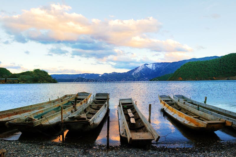 Piccola barca di legno nel lago Lugu immagine stock libera da diritti