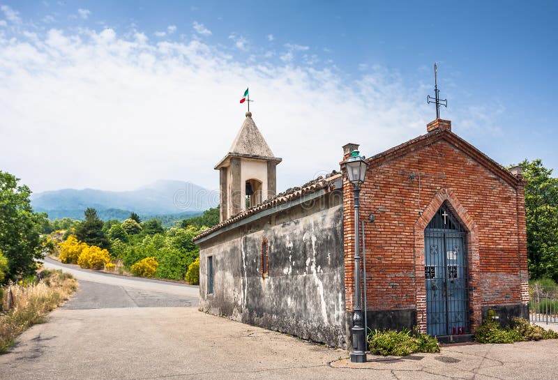 Piccola cappella in Sicilia su una strada del nord al vulcano maestoso E fotografie stock libere da diritti Piccola cappella in Sicilia su una strada del nord al vulcano maestoso E fotografie stock libere da diritti