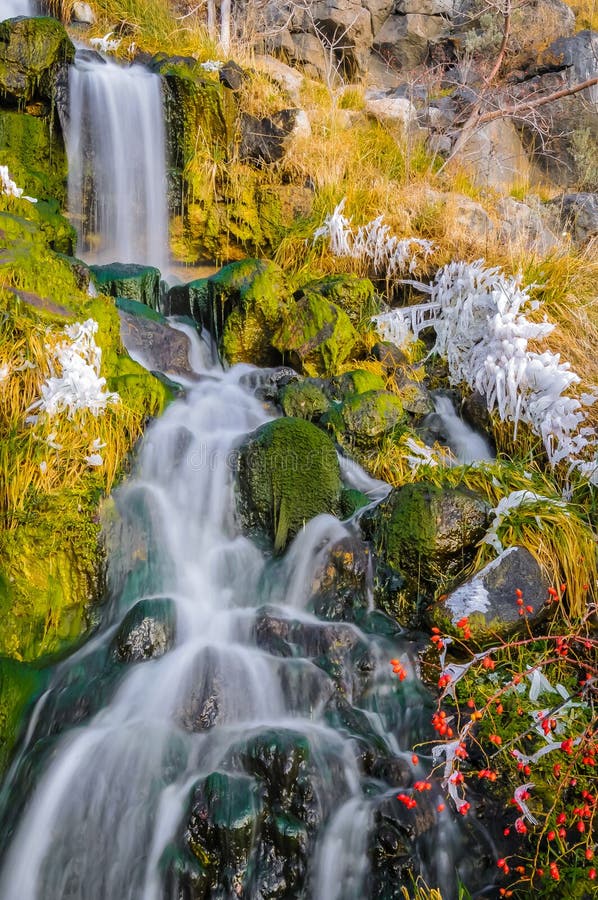 Piccola cascata immagini stock libere da diritti Piccola cascata immagini stock libere da diritti