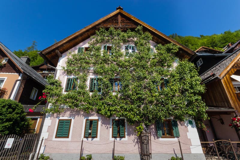 Piccola città di Hallstatt, vista cartolina fotografie stock libere da diritti