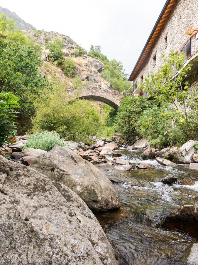 Piccola città medievale di Tavascan, regione di Pallars Sobira Pirenei catalani La Catalogna, Spagna fotografie stock Piccola città medievale di Tavascan, regione di Pallars Sobira Pirenei catalani La Catalogna, Spagna fotografie stock