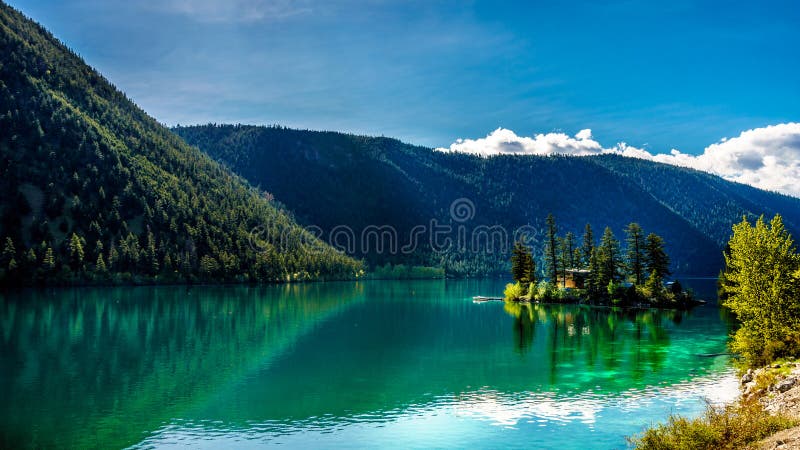 Piccola isola in mezzo alle acque cristalline del lago pavilion nel parco provinciale del canyon di marmo, Columbia Britannica