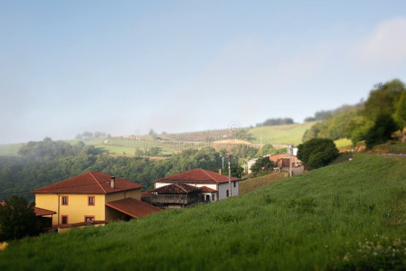 Piccola nebbia europea del villaggio di mattina fotografia stock Piccola nebbia europea del villaggio di mattina fotografia stock