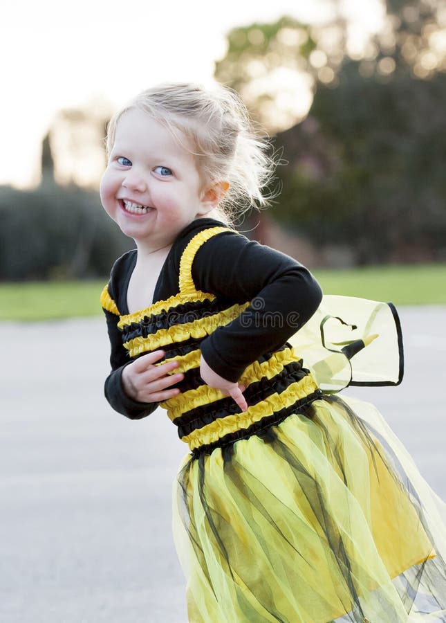 Piccola Ragazza Bionda in Costume Dell'ape Che Balla All'aperto Immagine  Stock - Immagine di vestiti, occhi: 36159839