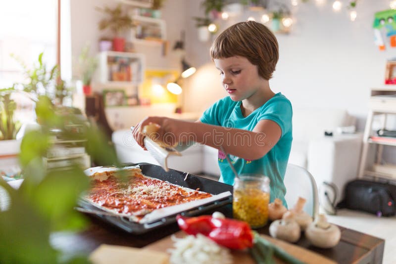 Piccola ragazza che prepara la pizza fotografia stock Piccola ragazza che prepara la pizza fotografia stock